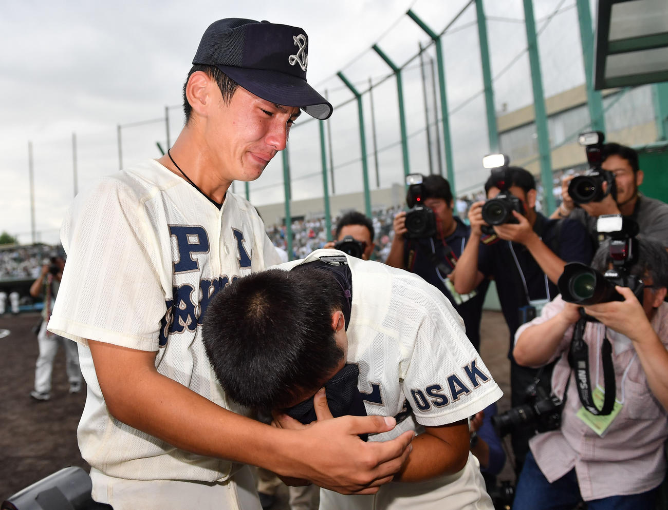 ＰＬ学園対東大阪大柏原　試合前日に骨折の大けがをしたＰＬ学園・河野（右）と涙を流す梅田主将（撮影・上田博志）