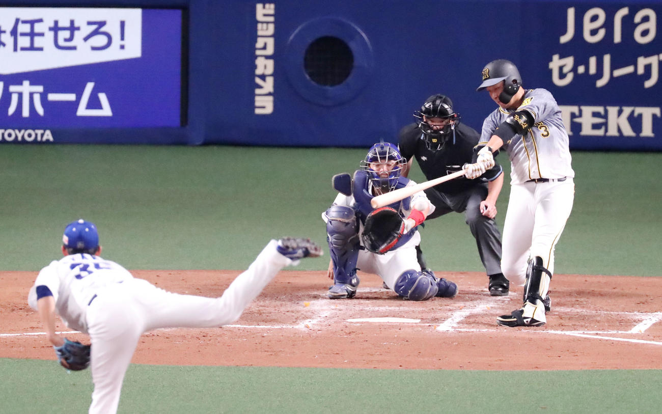 中日対阪神　4回表阪神無死、大山は左前打を放つ、投手は岡野（撮影・加藤哉）