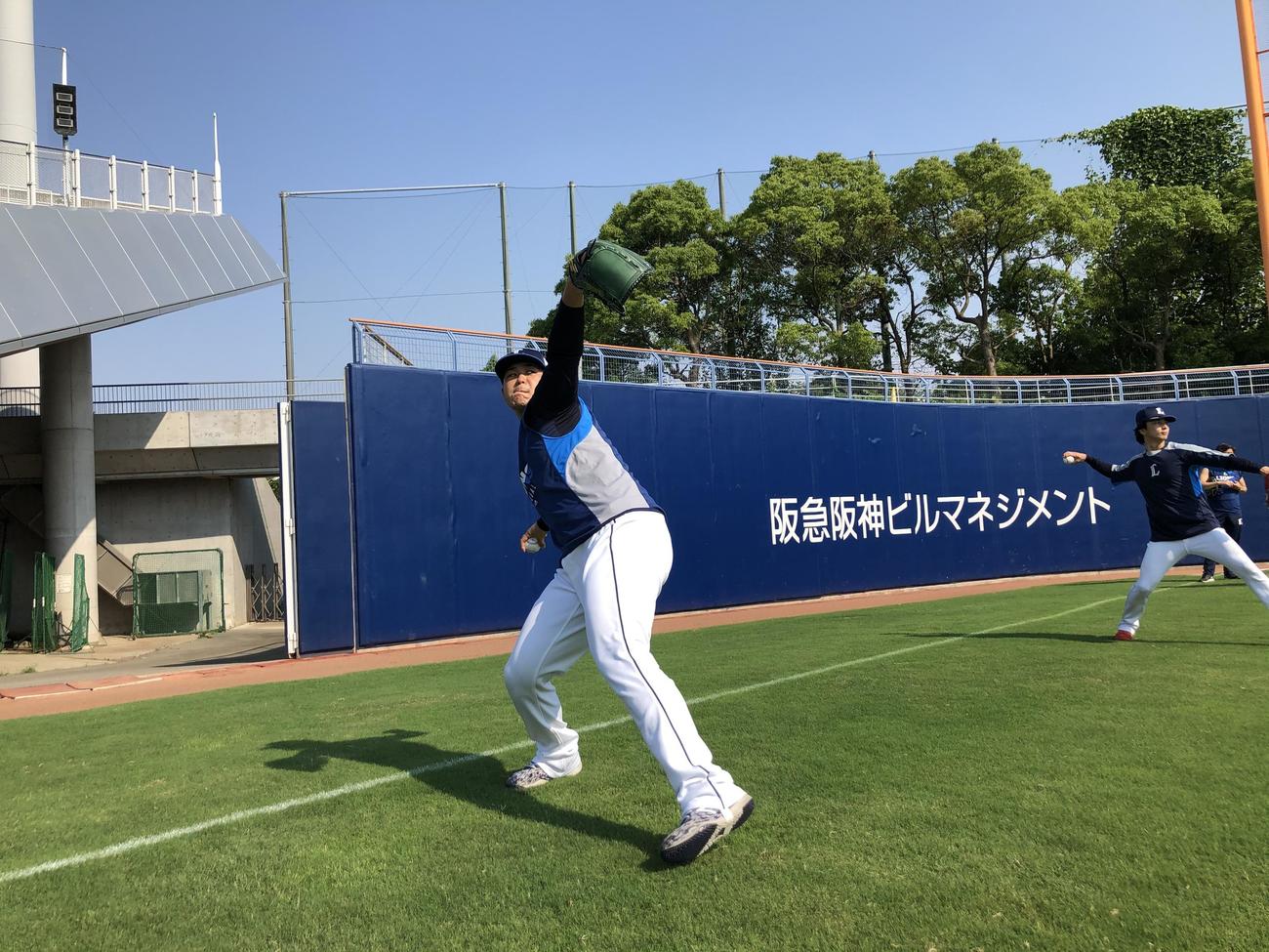 練習を行う西武高橋（球団提供）