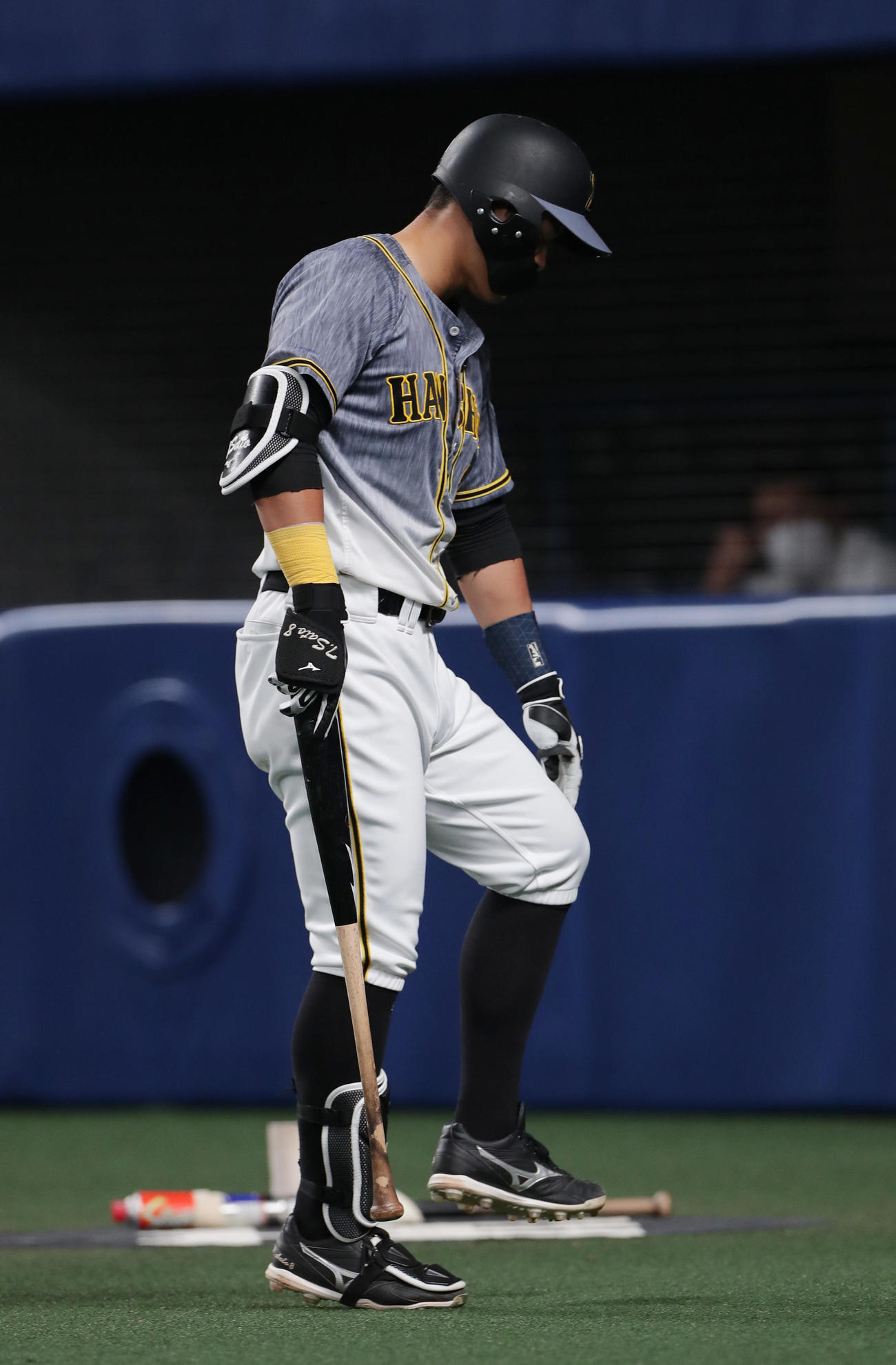 中日対阪神　7回表阪神1死一塁、空振り三振に倒れ、左足を気にしながらベンチへ戻る佐藤輝（撮影・前田充）
