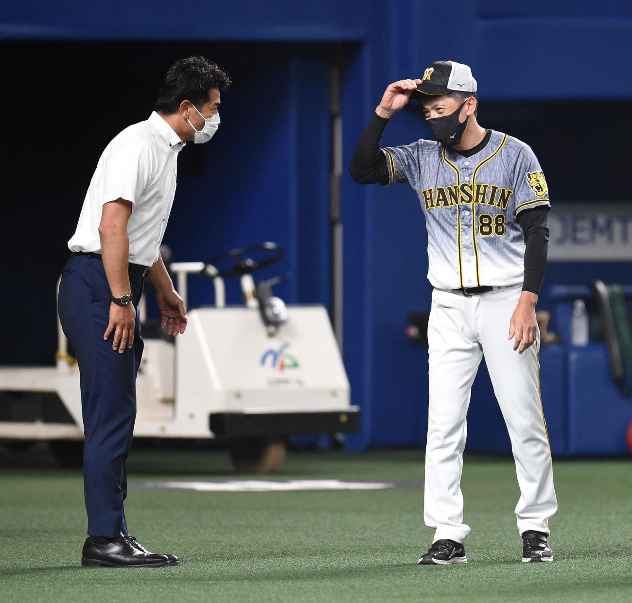 中日対阪神　試合前、矢野監督（右）とあいさつを交わす日本代表・稲葉監督（左）（撮影・森本幸一）