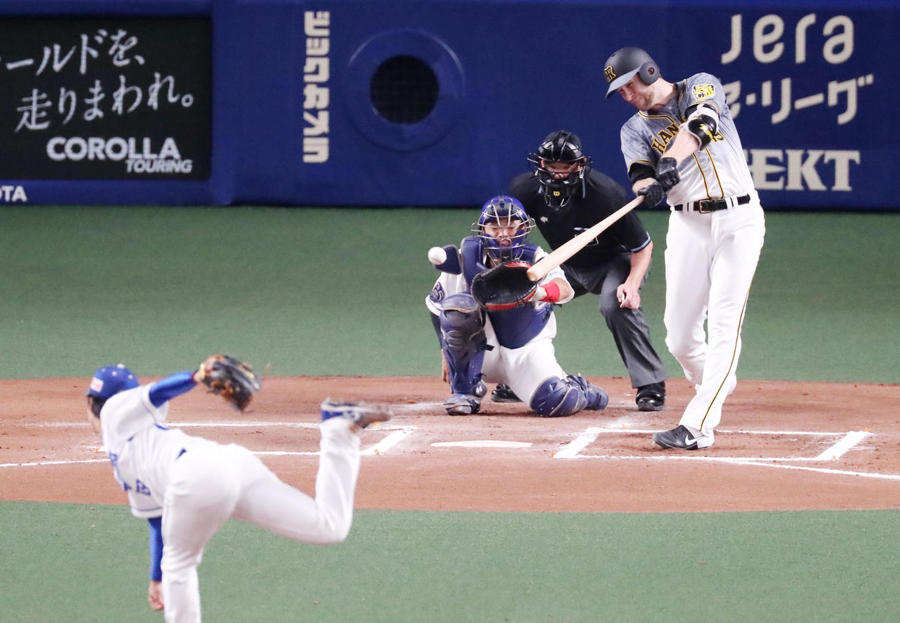 中日対阪神　6回表阪神2死、ガンケルは中前打を放つ。投手は山本（撮影・加藤哉）
