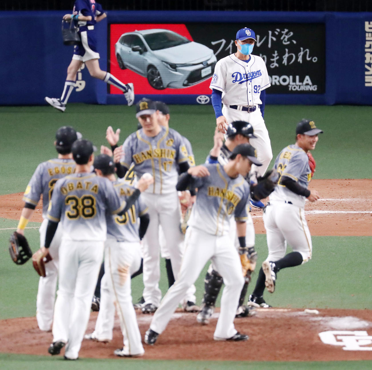 中日対阪神　勝利した阪神ナインを見つめる中日与田監督（撮影・加藤哉）