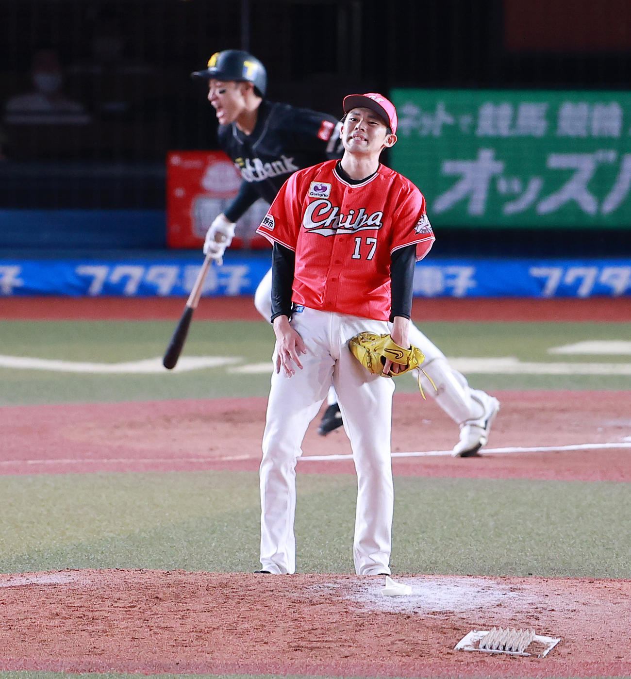 ロッテ対ソフトバンク　6回表ソフトバンク1死三塁、柳田に中前適時打を許し悔しがる佐々木朗（撮影・野上伸悟）