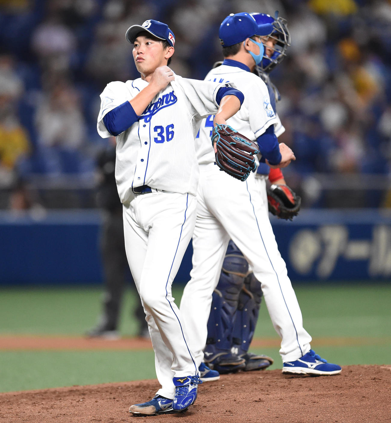 中日対阪神　5回表阪神無死一、三塁、マウンドを降りる中日先発の岡野（左）（撮影・森本幸一）