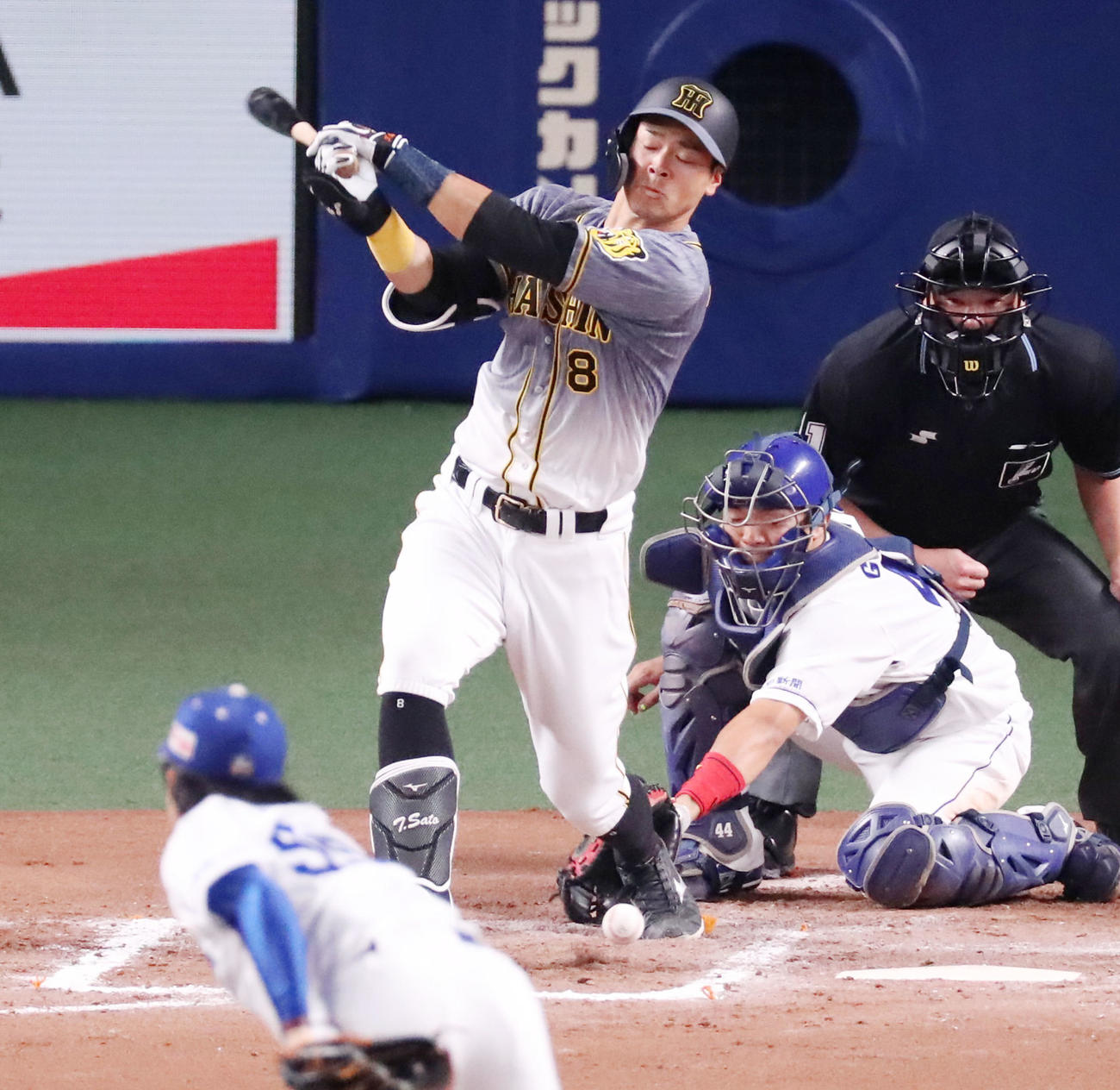 中日対阪神　7回表阪神1死一塁、三振した佐藤輝は左足にボールを当てる（撮影・加藤哉）