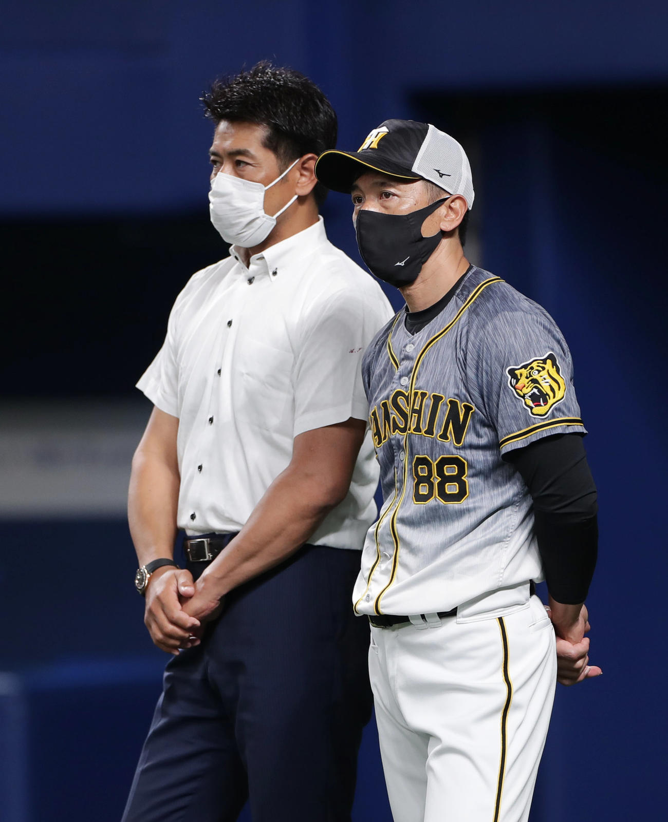 中日対阪神　視察に訪れた侍ジャパンの稲葉監督（左）と言葉を交わす阪神矢野監督（撮影・前田充）