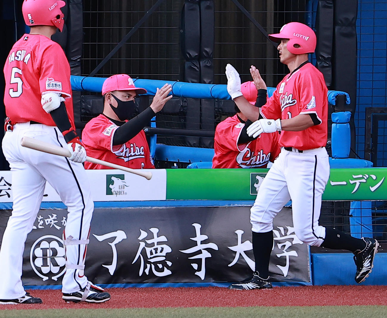 ロッテ対ソフトバンク　1回裏ロッテ1死二、三塁、角中の右犠飛で生還した荻野を迎える井口監督（撮影・野上伸悟）