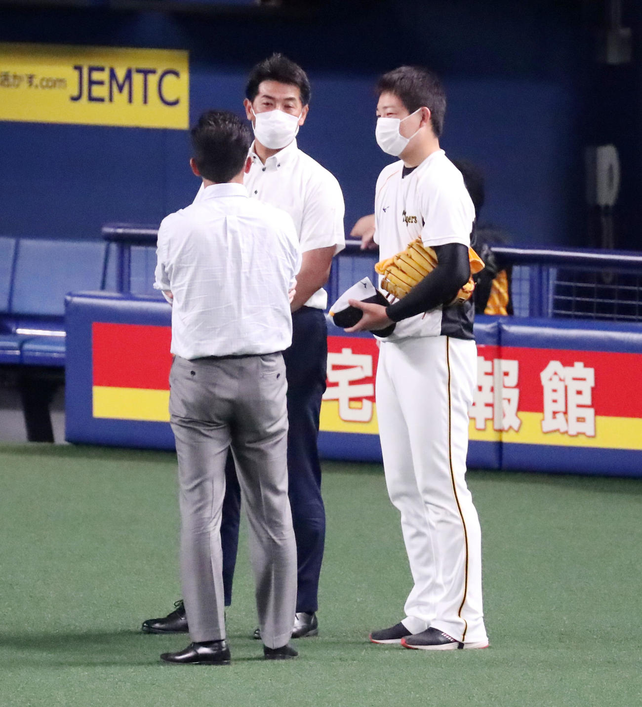 岩崎（右）と話す侍ジャパン稲葉監督（撮影・加藤哉）