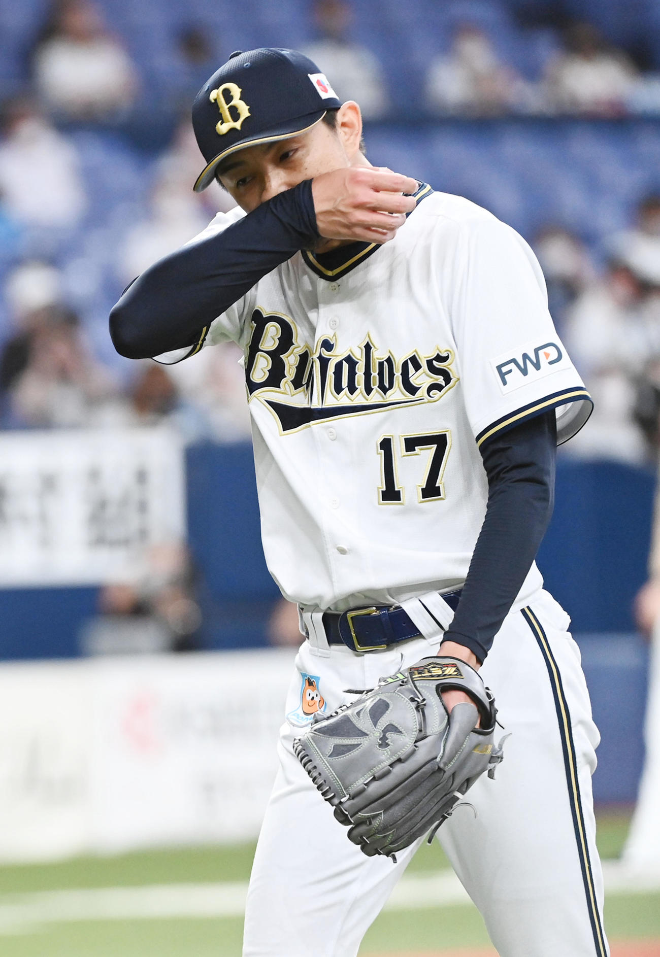 オリックス対日本ハム　5回、日本ハムに5点目を奪われがっくりとベンチに戻る増井（撮影・前岡正明）