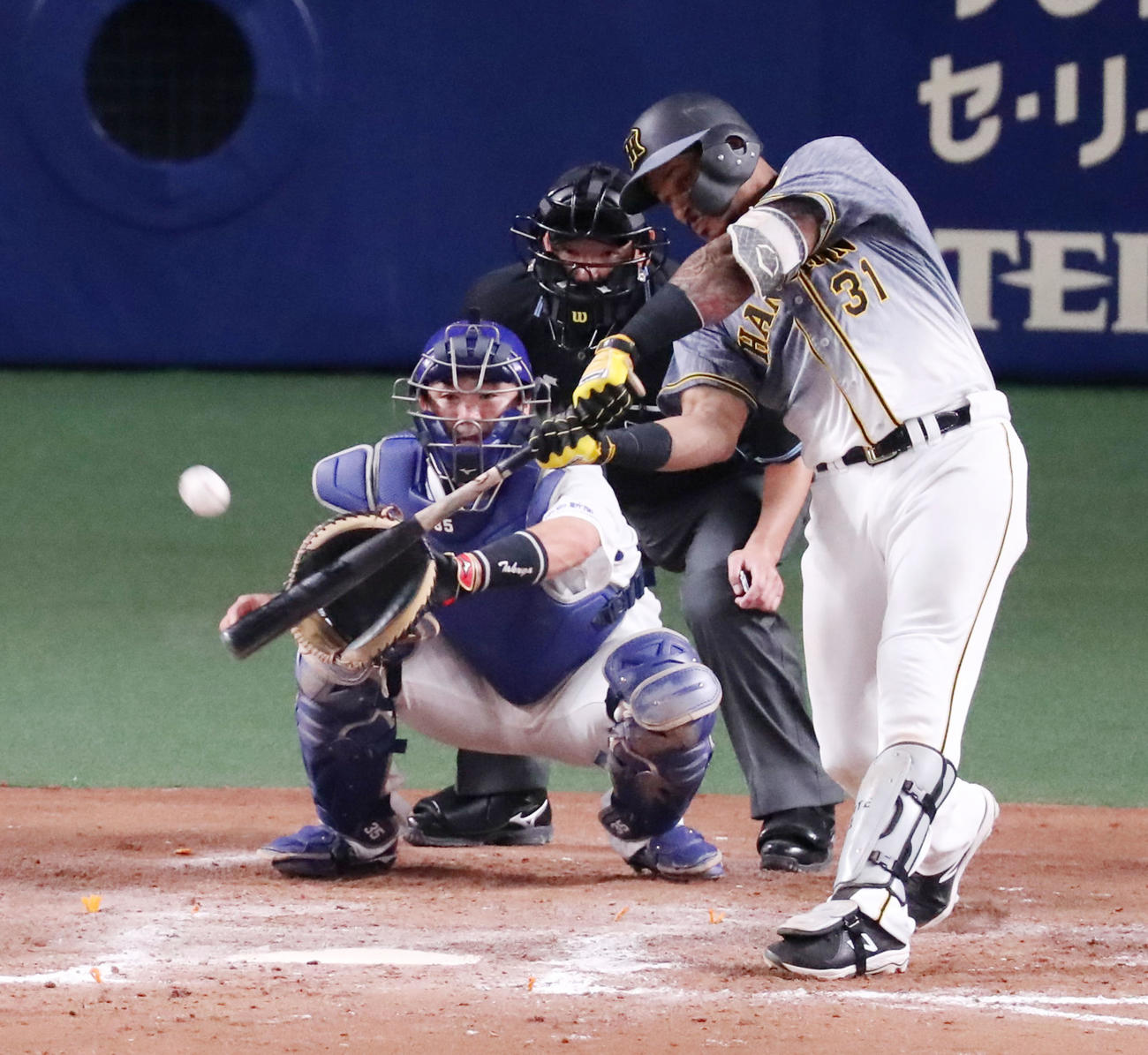 中日対阪神　9回表阪神1死一塁、マルテは右越え適時二塁打を放つ（撮影・加藤哉）