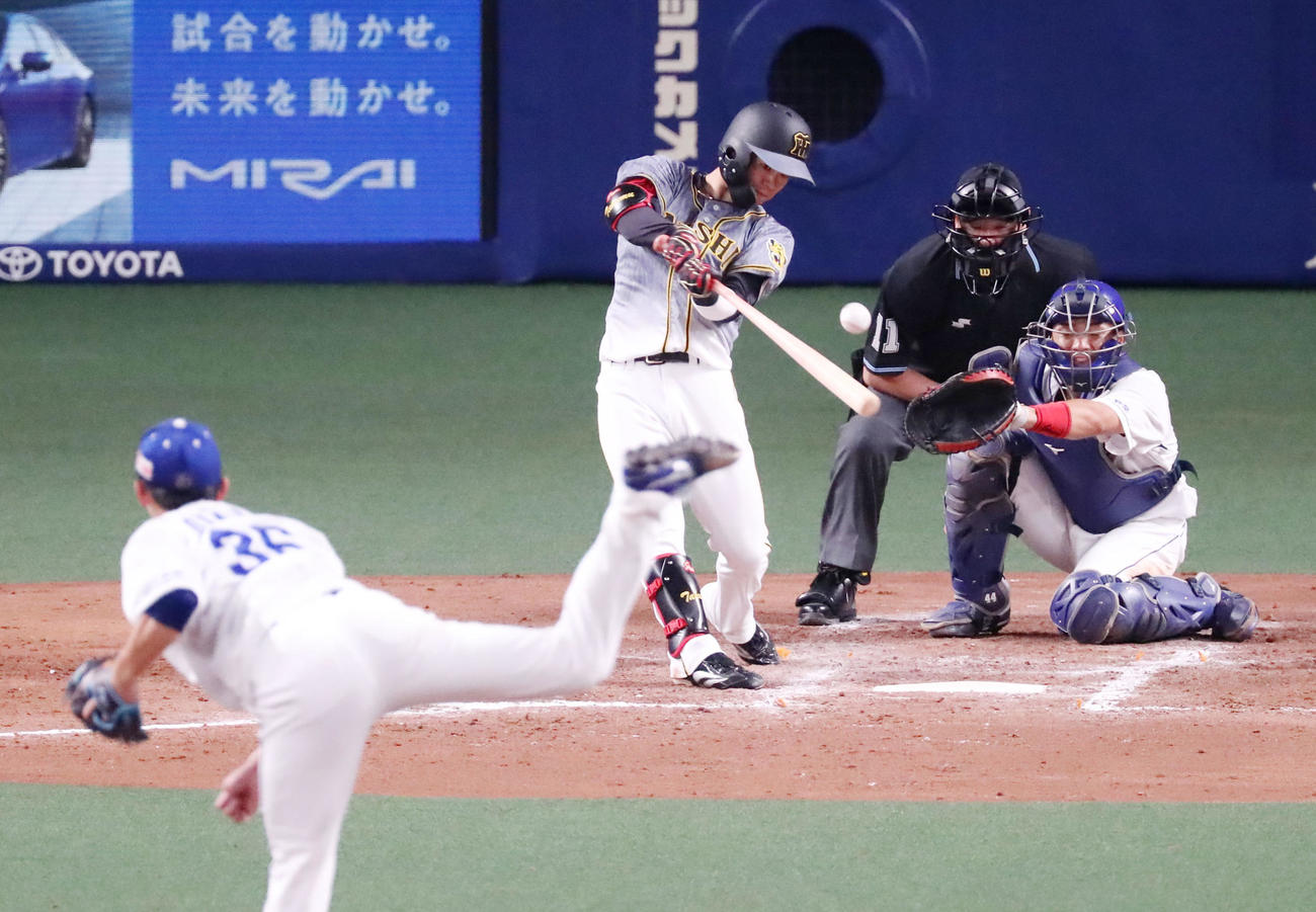 中日対阪神　5回表阪神無死二塁、中野は中前打を放つ。投手は岡野（撮影・加藤哉）