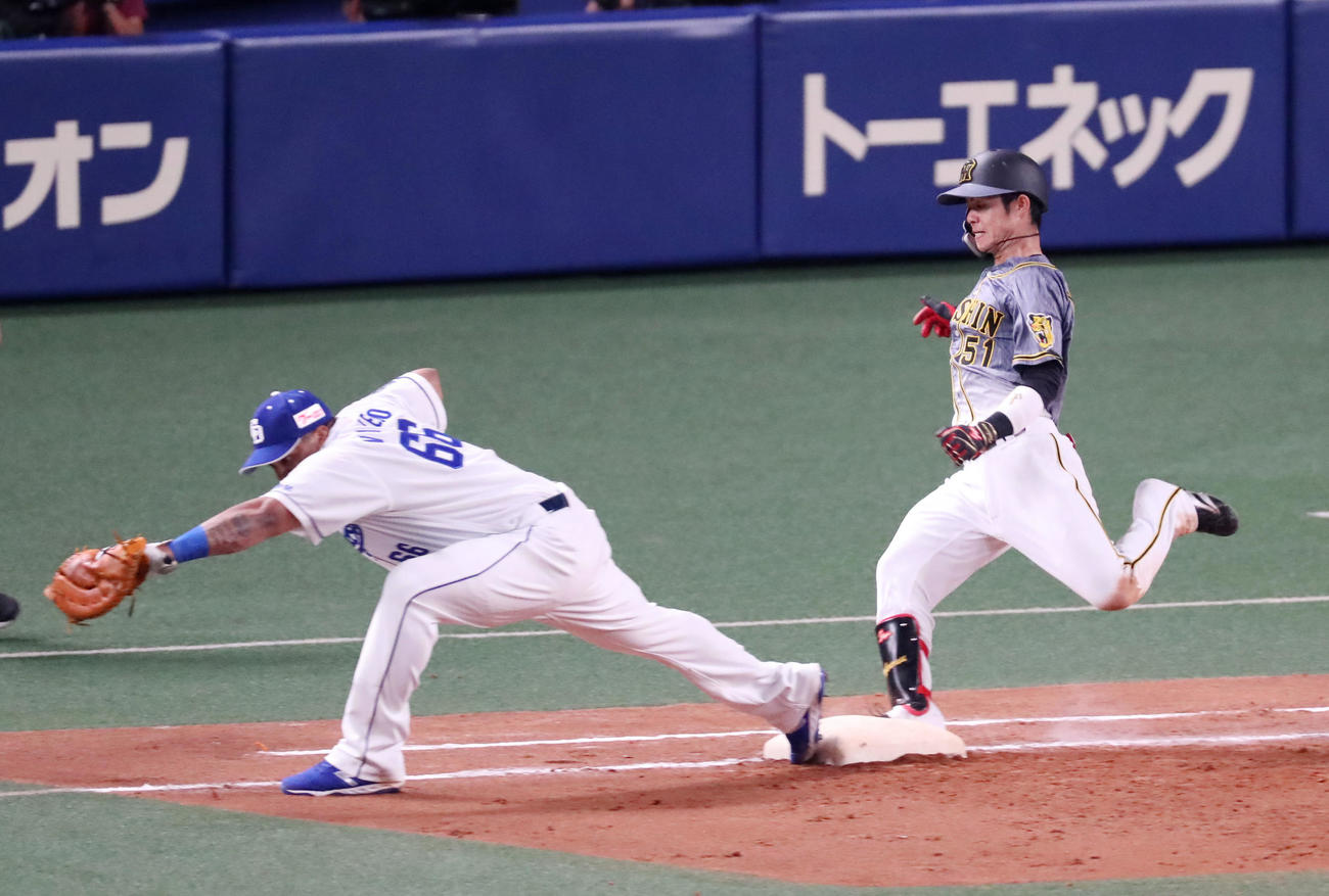 中日対阪神　7回表阪神無死、中野は遊内野安打を放つ。野手はビシエド（撮影・加藤哉）