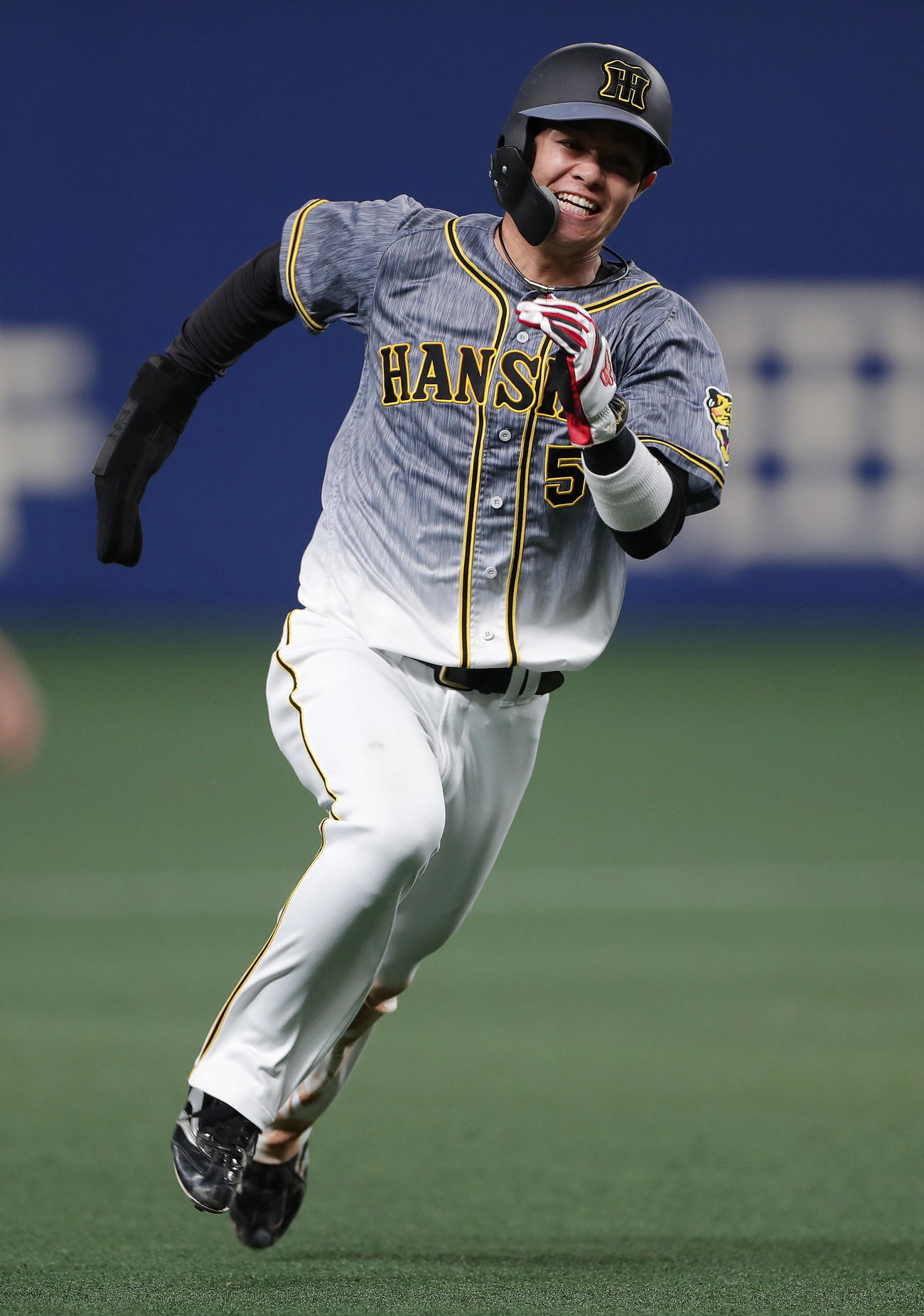 中日対阪神　9回表阪神1死一塁、マルテの適時二塁打で本塁へ向かう中野（撮影・前田充）