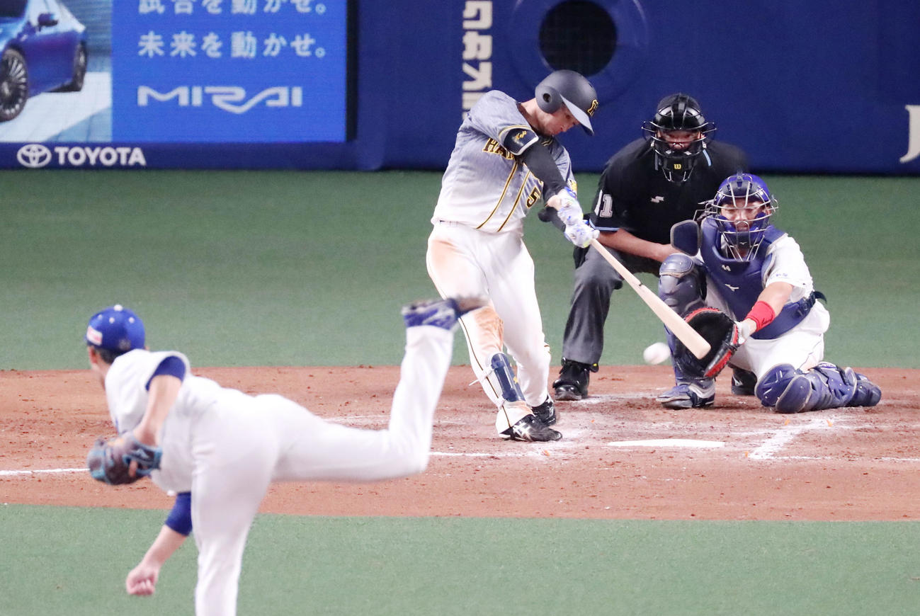 中日対阪神　5回表阪神無死、近本は一塁線を破る二塁打を放つ。投手は岡野（撮影・加藤哉）