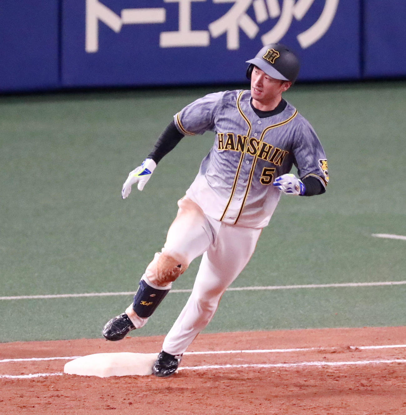 中日対阪神　5回表阪神無死、近本は一塁線を破り二塁に向かう（撮影・加藤哉）