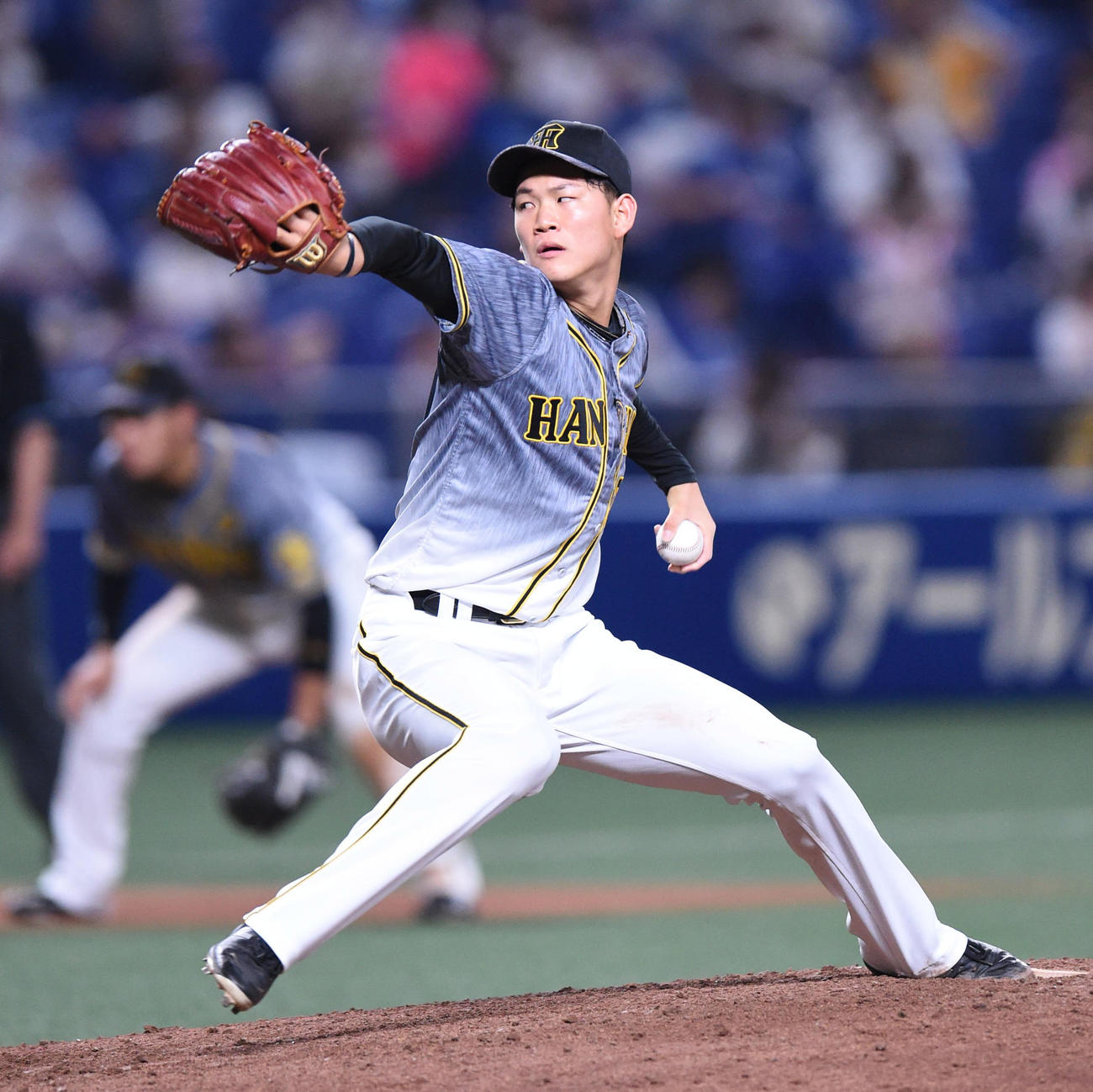 中日対阪神　8回裏、阪神2番手で登板する及川（撮影・森本幸一）
