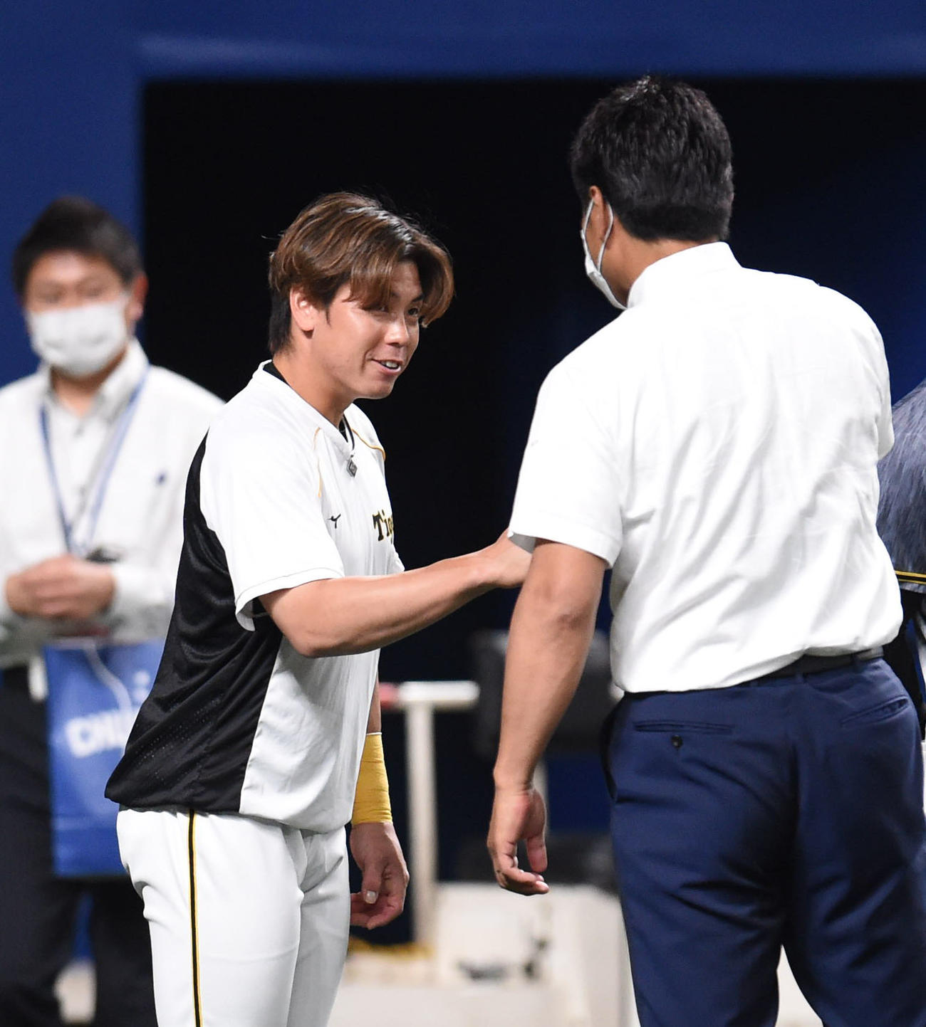 中日対阪神　試合前、日本代表・稲葉監督（右）とあいさつを交わす梅野（左）（撮影・森本幸一）