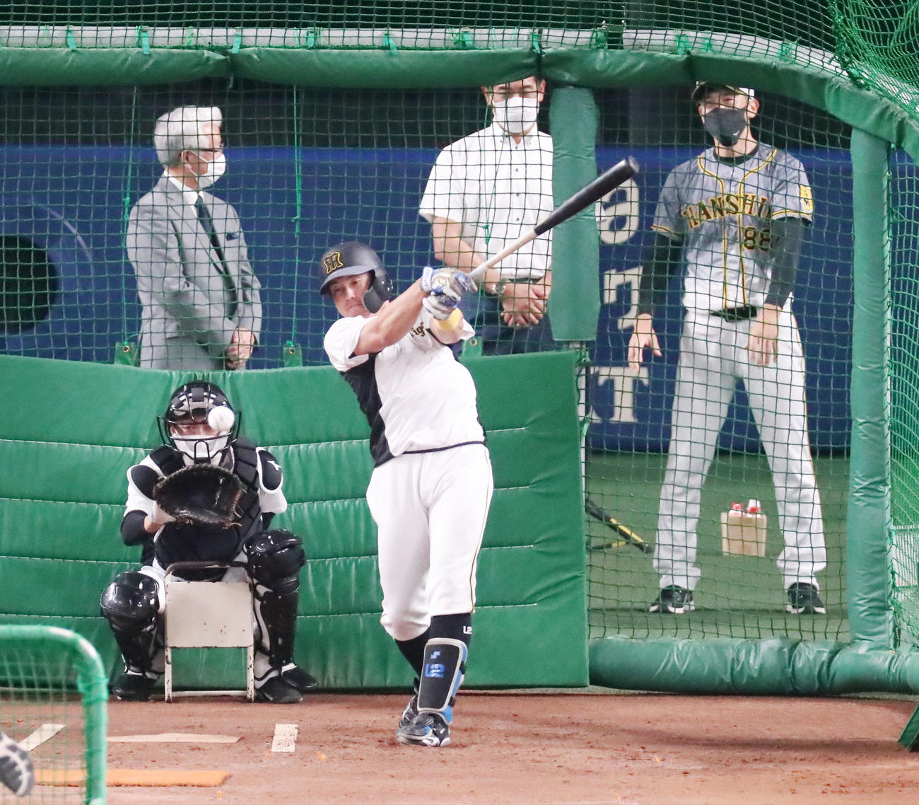中日対阪神　梅野の後方で打撃練習を見守る侍ジャパン稲葉監督。右は阪神矢野監督。左は山中侍ジャパン強化本部長（撮影・加藤哉）