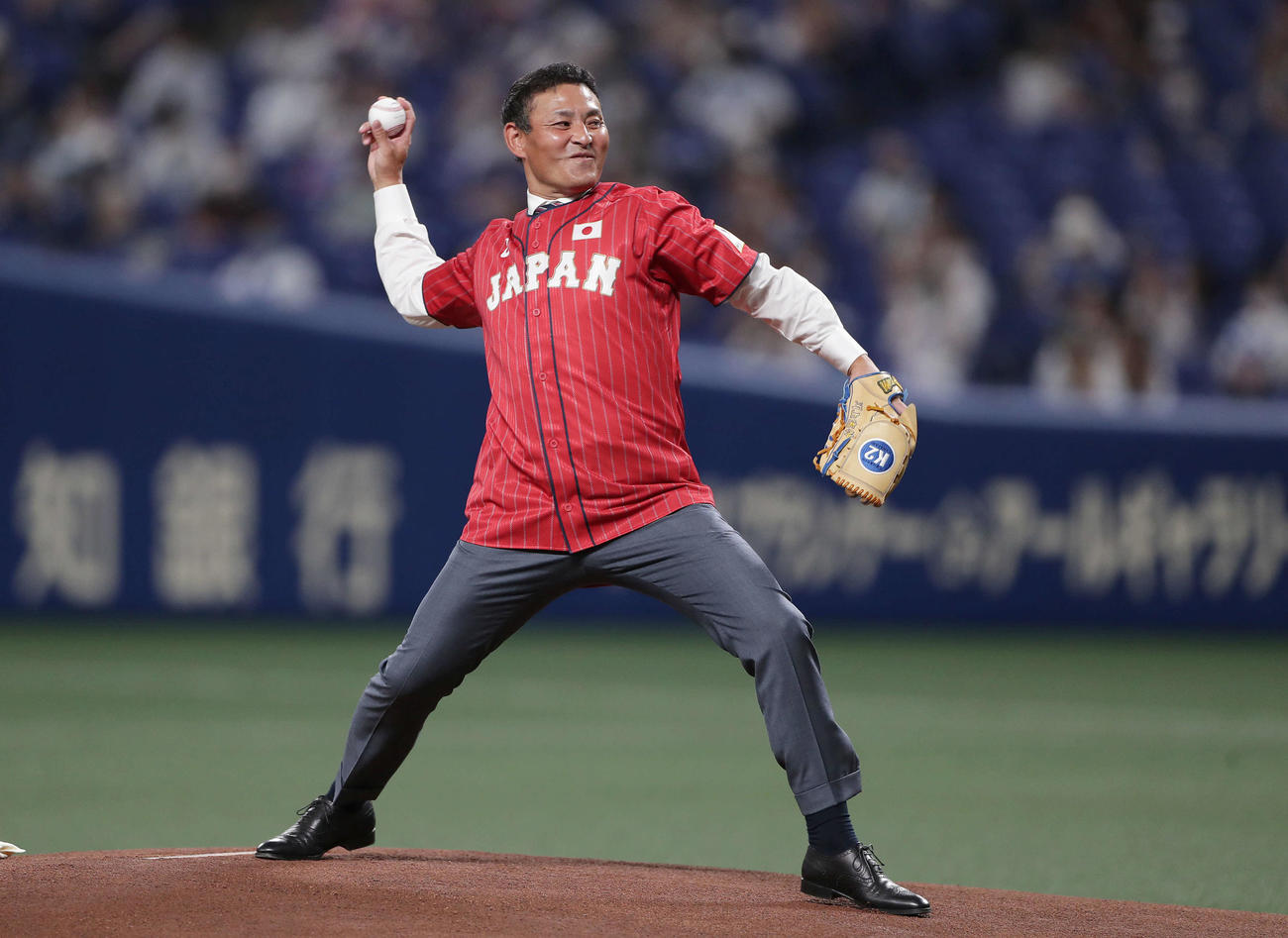 中日対阪神　セレモニアルピッチで投球する川上氏（撮影・前田充）