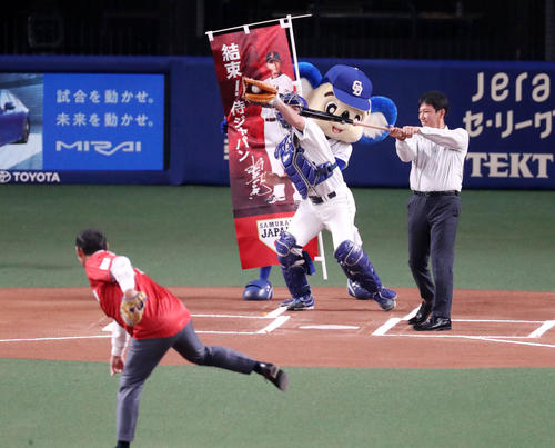 川上憲伸氏 余計に力んで あうんの呼吸 で侍井端コーチから空振り奪う プロ野球写真ニュース 日刊スポーツ