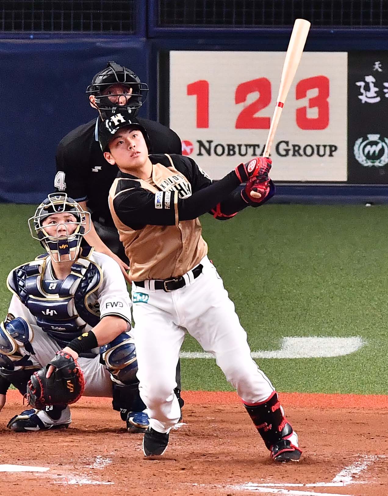 オリックス対日本ハム　4回表日本ハム無死、左越えソロ本塁打を放つ野村（撮影・上田博志）