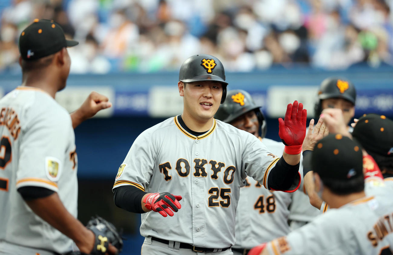 ヤクルト対巨人　3回表巨人1死一、二塁、3点本塁打を放ち、メルセデス（左）らとタッチを交わす岡本和（撮影・狩俣裕三）