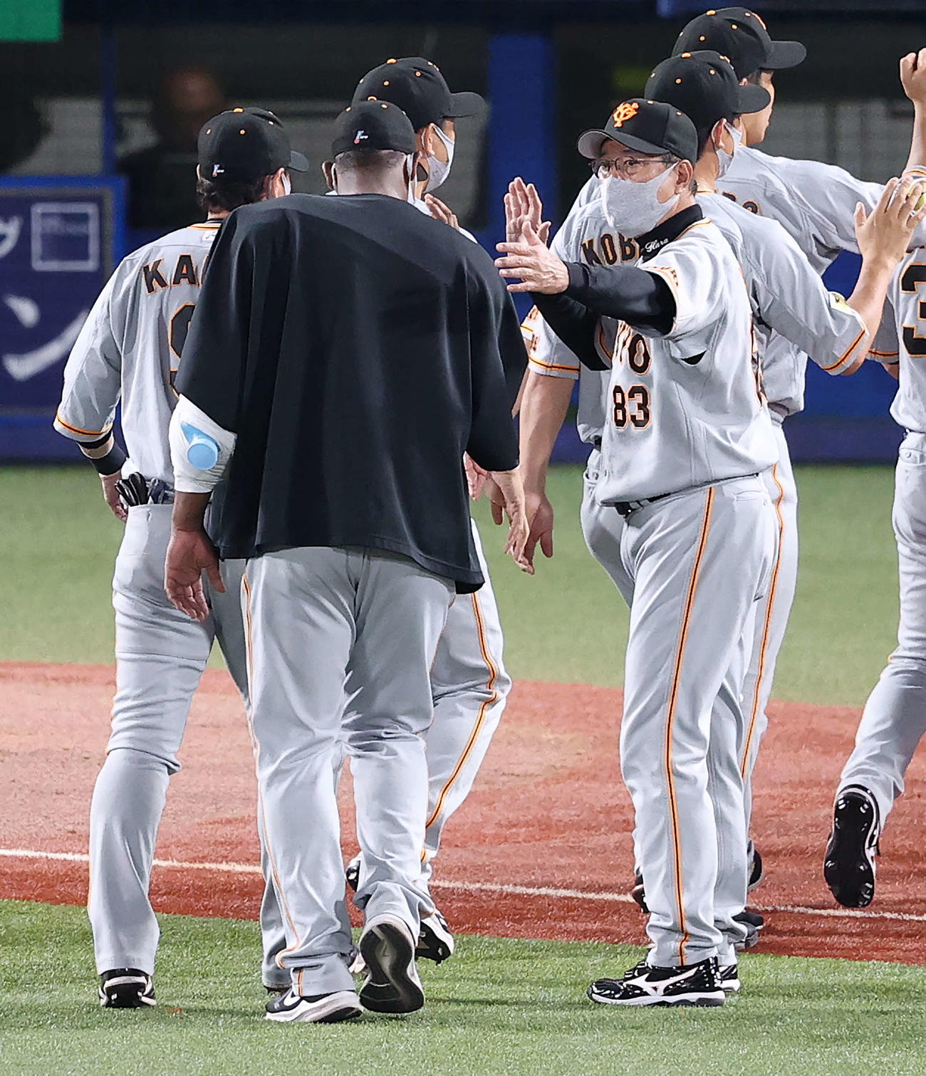 ヤクルト対巨人　ヤクルトを下し、勝利投手となったメルセデス（手前）をねぎらう原監督（撮影・河野匠）