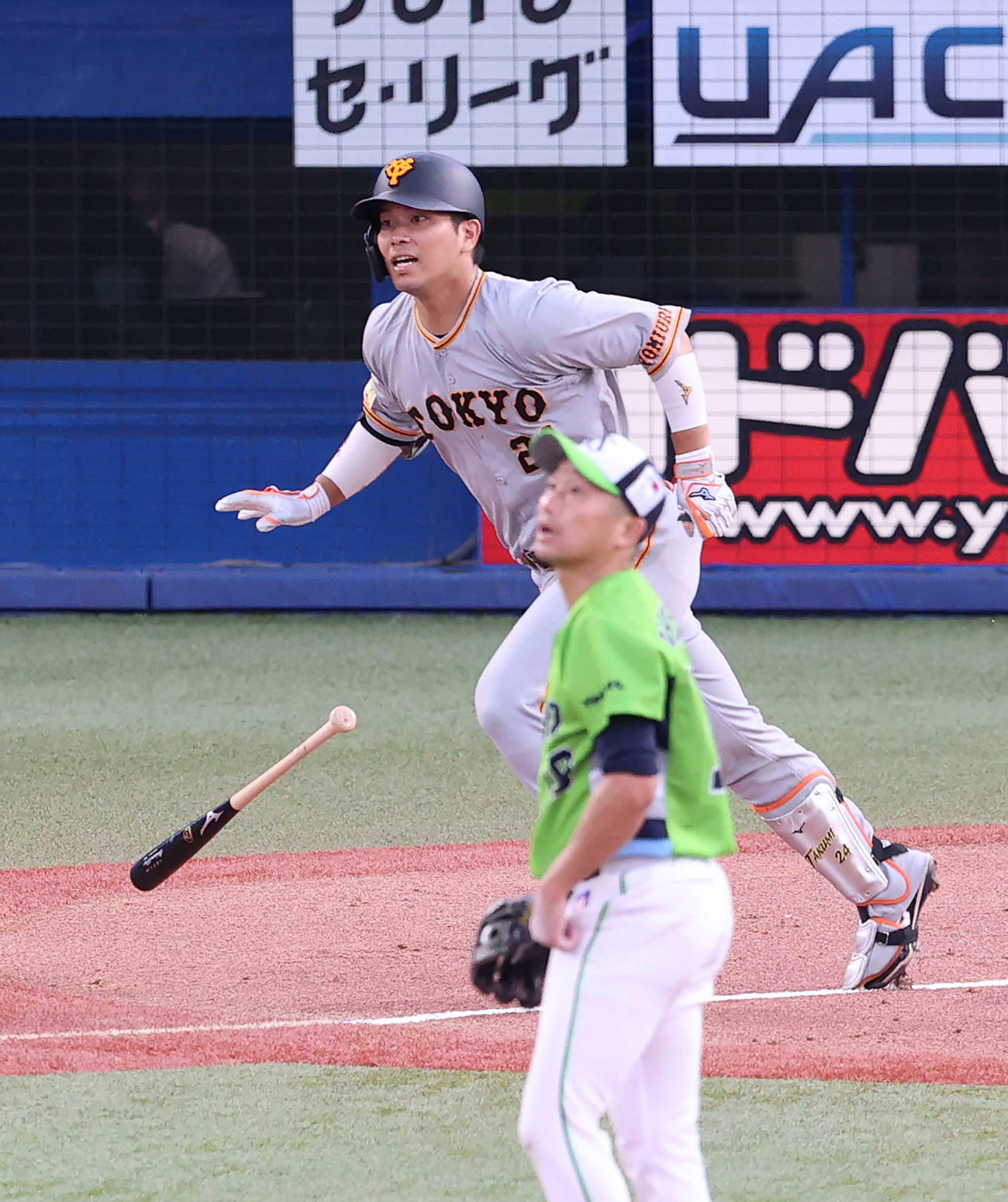 ヤクルト対巨人　2回表巨人2死一塁、先制の右越え2点本塁打を放つ大城。投手石川（撮影・河野匠）