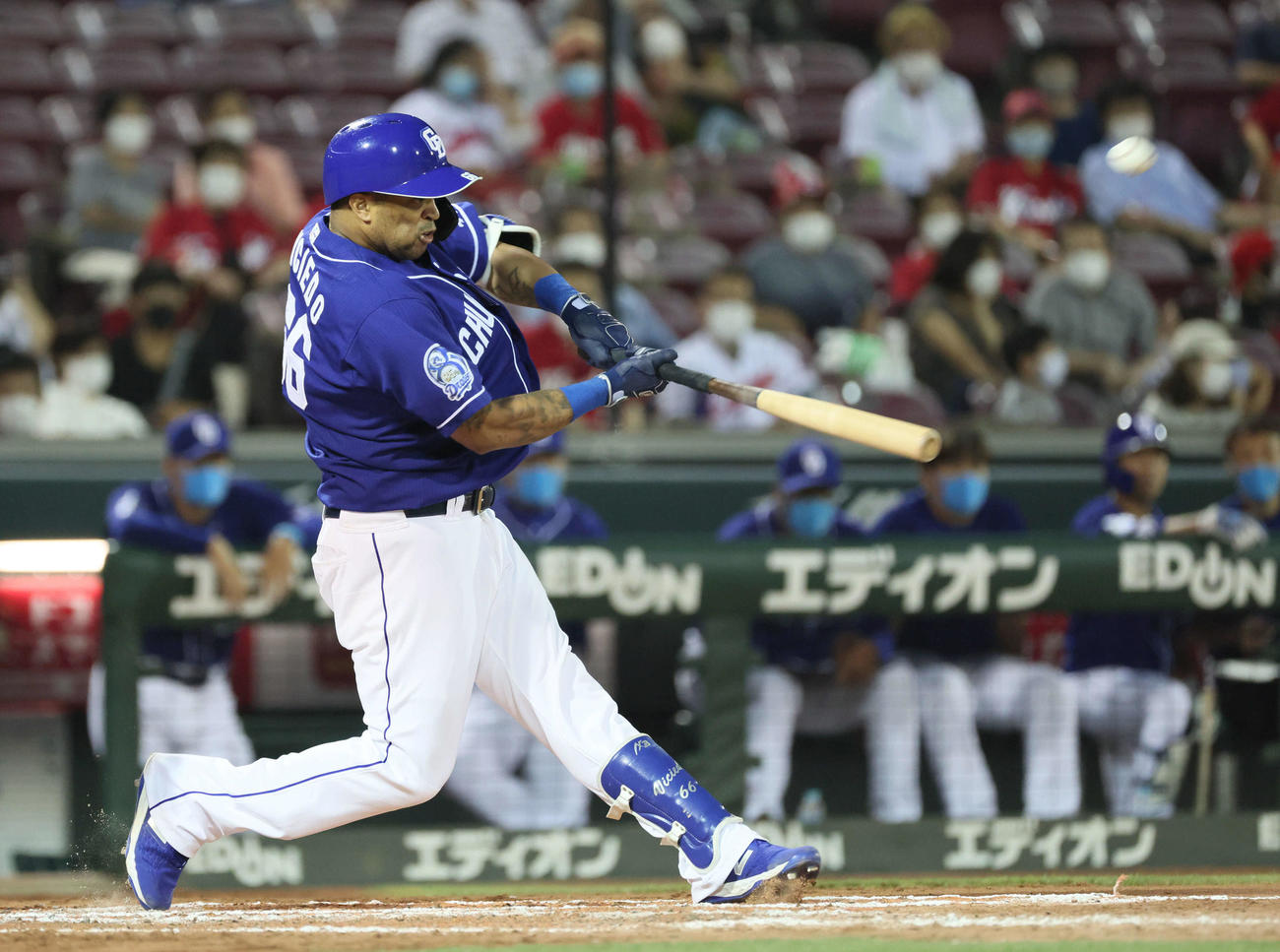 広島対中日　8回表中日1死一、二塁、ビシエドは勝ち越しの左越え3点本塁打を放つ（撮影・加藤孝規）