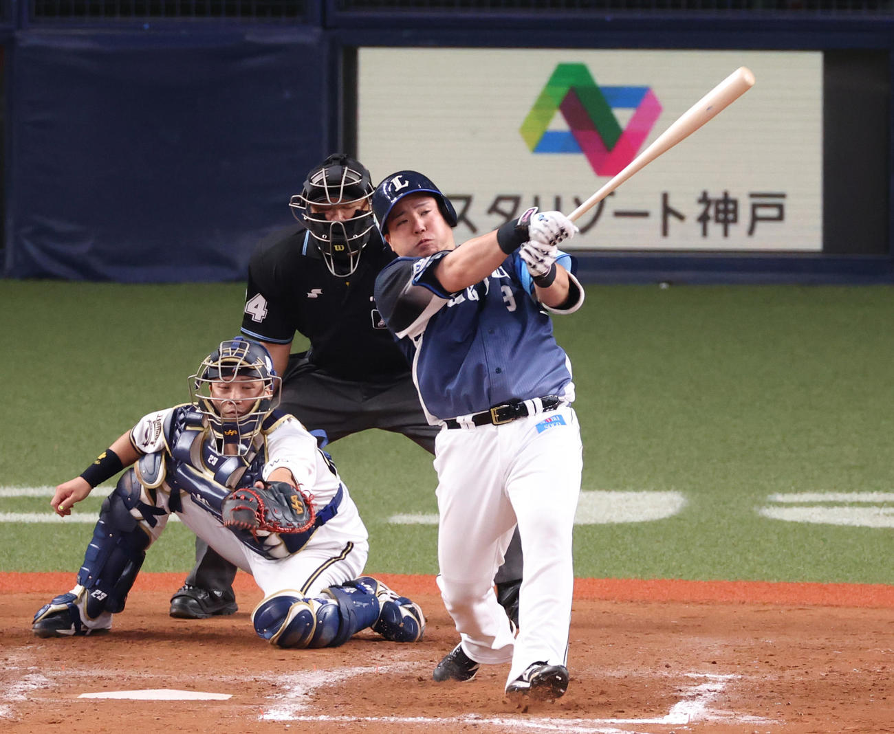 オリックス対西武　9回表西武無死一塁、左翼線へ勝ち越し適時二塁打を放つ山川（撮影・清水貴仁）