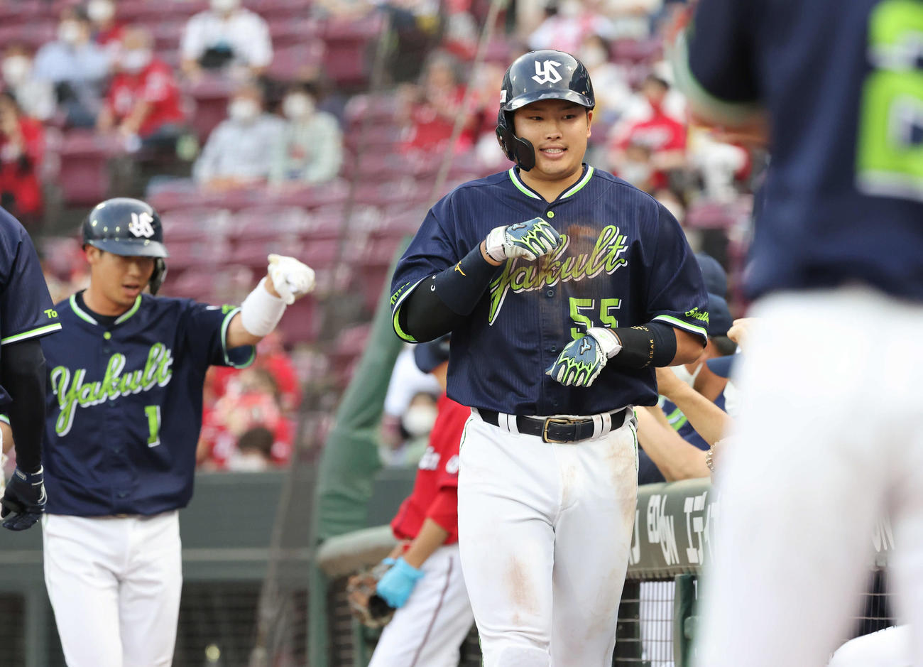 広島対ヤクルト　3回表ヤクルト2死一塁、村上は左越え2点本塁打を放ち、ナインに迎えられる（撮影・加藤孝規）