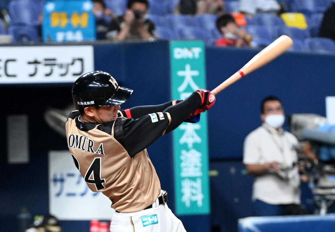オリックス対日本ハム　4回表日本ハム無死、野村は左中間に本塁打を放つ（撮影・前岡正明）
