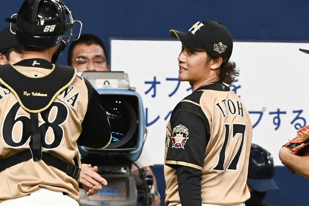 オリックス対日本ハム　4回、オリックスの反撃を2点に抑え、笑顔で引き揚げる伊藤（撮影・前岡正明）