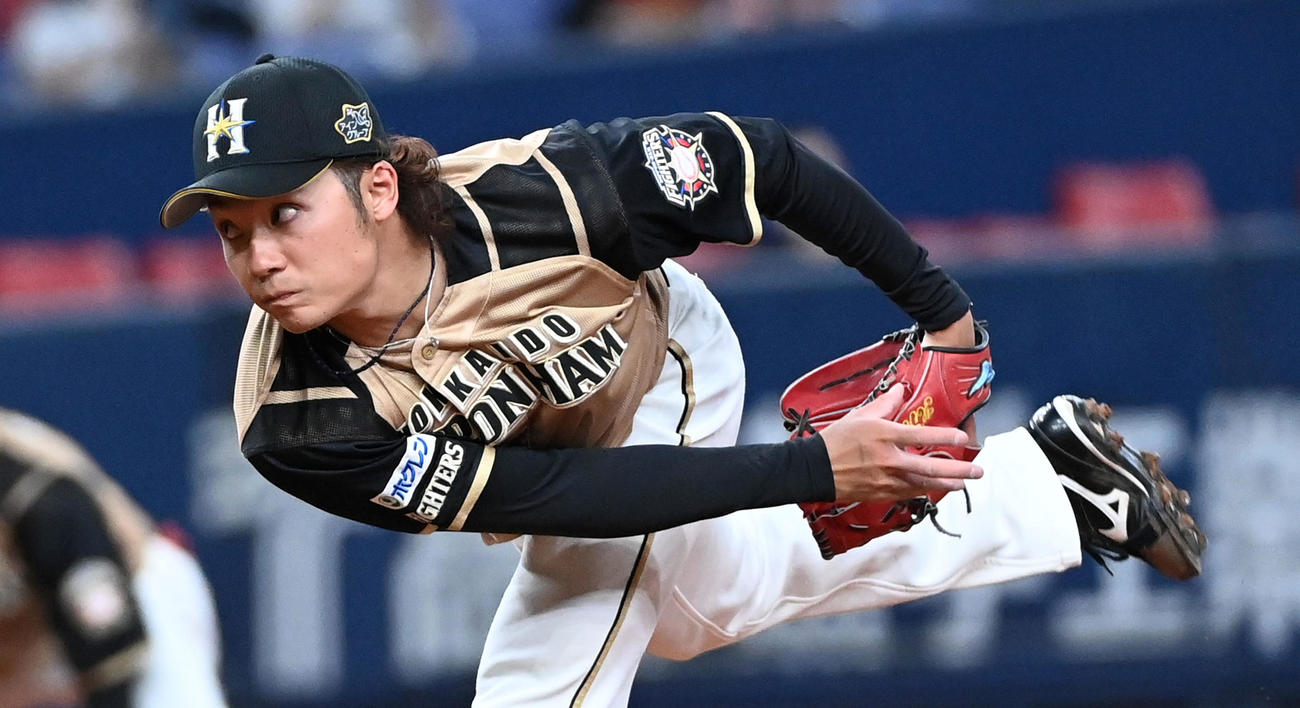オリックス対日本ハム　力投する日本ハム先発の伊藤（撮影・前岡正明）