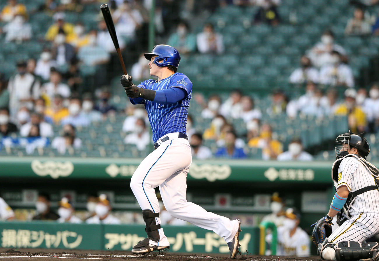 阪神対DeNA 1回表DeNA2死二塁、オースティンは右越え2点本塁打を放つ（撮影・上山淳一）