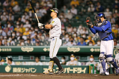 阪神対DeNA 7回裏阪神1死一塁、佐藤輝は空振り三振に終わる（撮影・上山淳一）