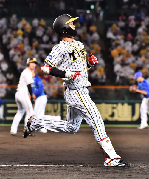 阪神対DeNA 8回裏阪神1死一、三塁、二塁併殺打に倒れる中野（撮影・上田博志）