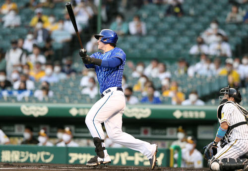 阪神対DeNA 1回表DeNA2死二塁、オースティンは右越え2点本塁打を放つ（撮影・上山淳一）