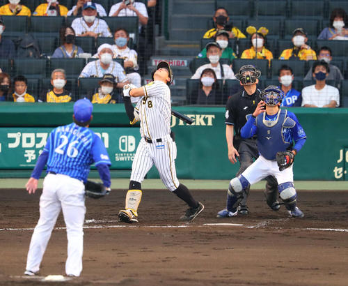 阪神対DeNA 2回裏阪神無死一塁、佐藤輝は捕邪飛に倒れる（撮影・宮崎幸一）