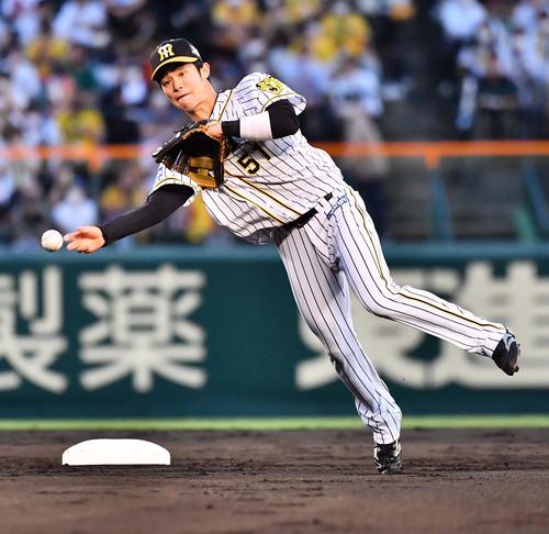 阪神対DeNA 5回表DeNA無死、山本のゴロをトンネルする西勇をフォローしアウトにする中野（撮影・上田博志）