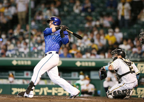 阪神対DeNA 6回表DeNA1死一、二塁、オースティンは右前適時打を放つ（撮影・上山淳一）