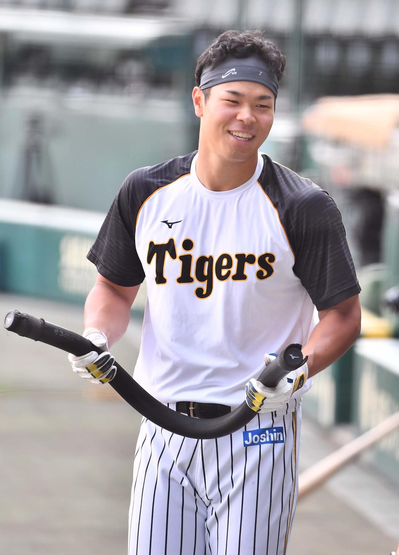阪神対DeNA　笑顔を見せる佐藤輝（撮影・上田博志）