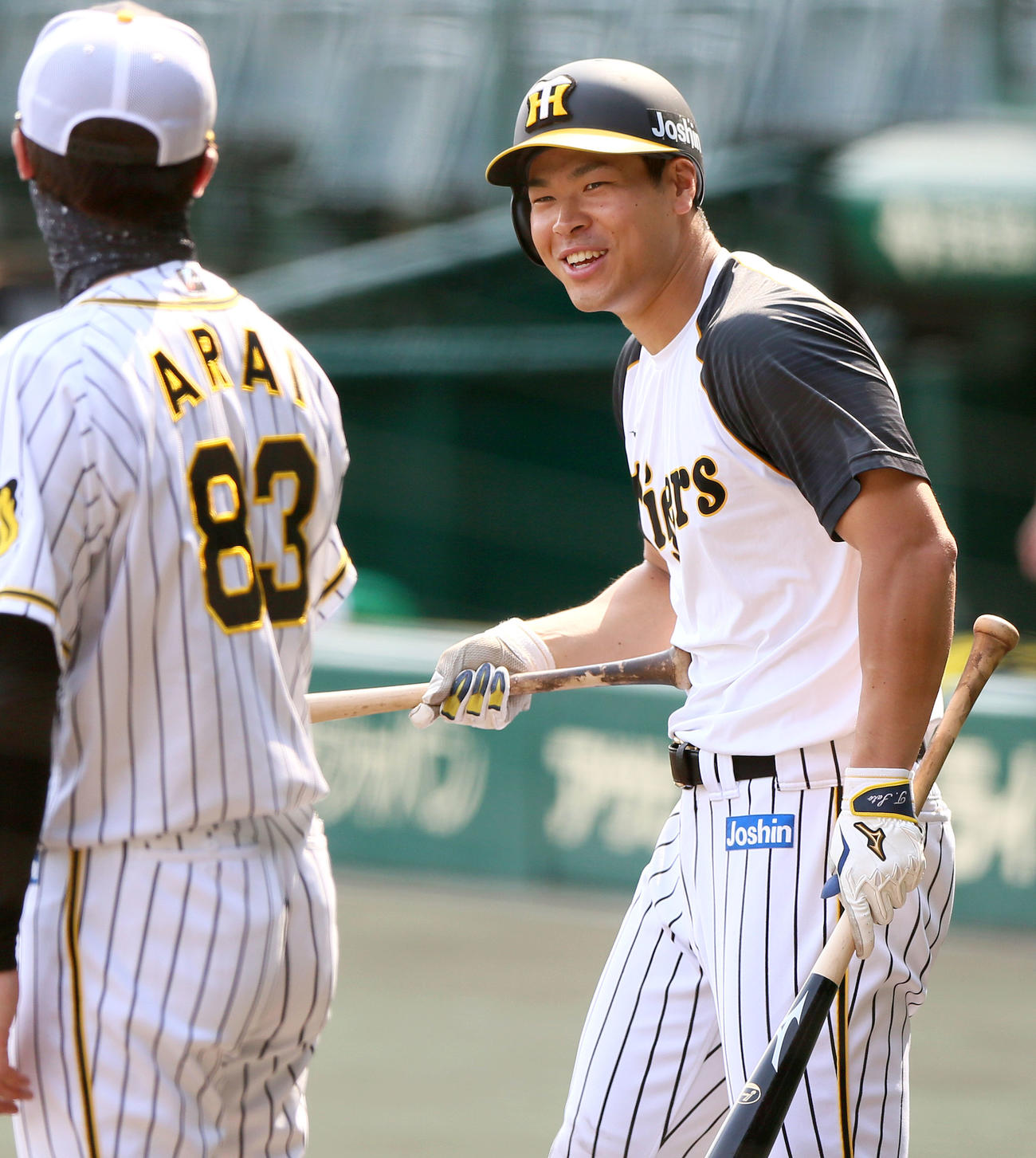 阪神対DeNA　試合前の練習で佐藤輝（右）は新井打撃コーチと談笑する（撮影・上山淳一）