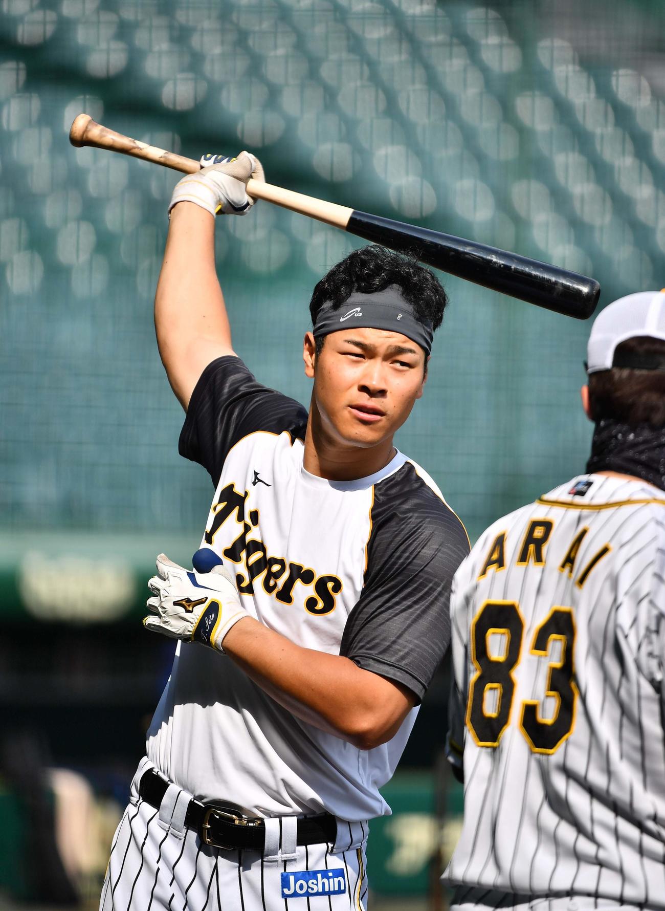 阪神対DeNA　打撃練習をする佐藤輝（撮影・上田博志）