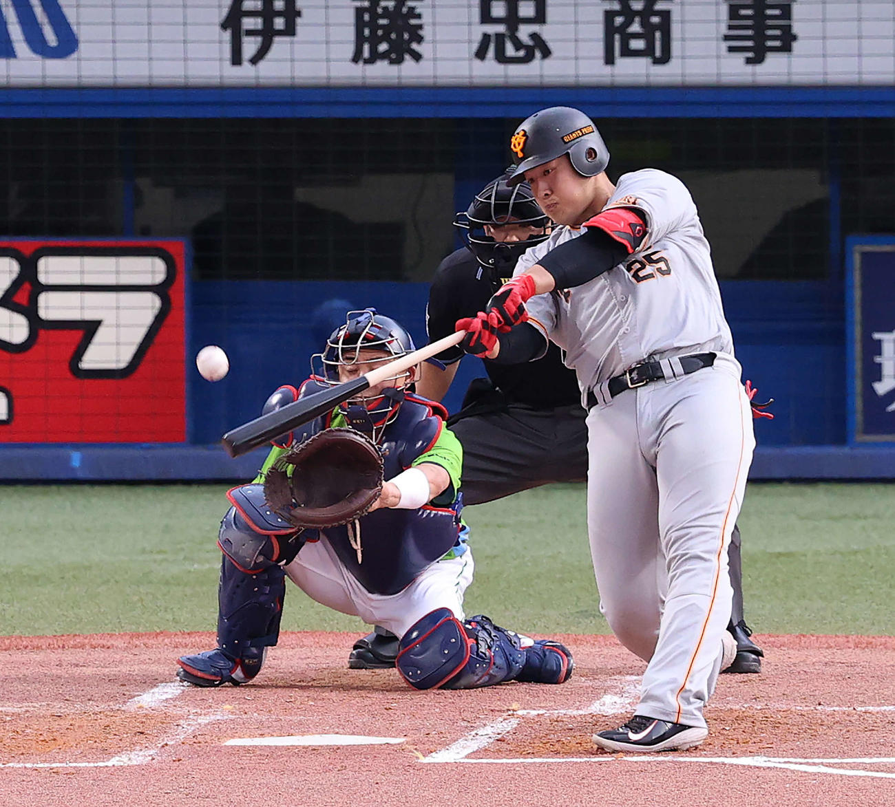 ヤクルト対巨人　3回表巨人1死一、二塁、中越え3点本塁打を放つ岡本和（撮影・河野匠）