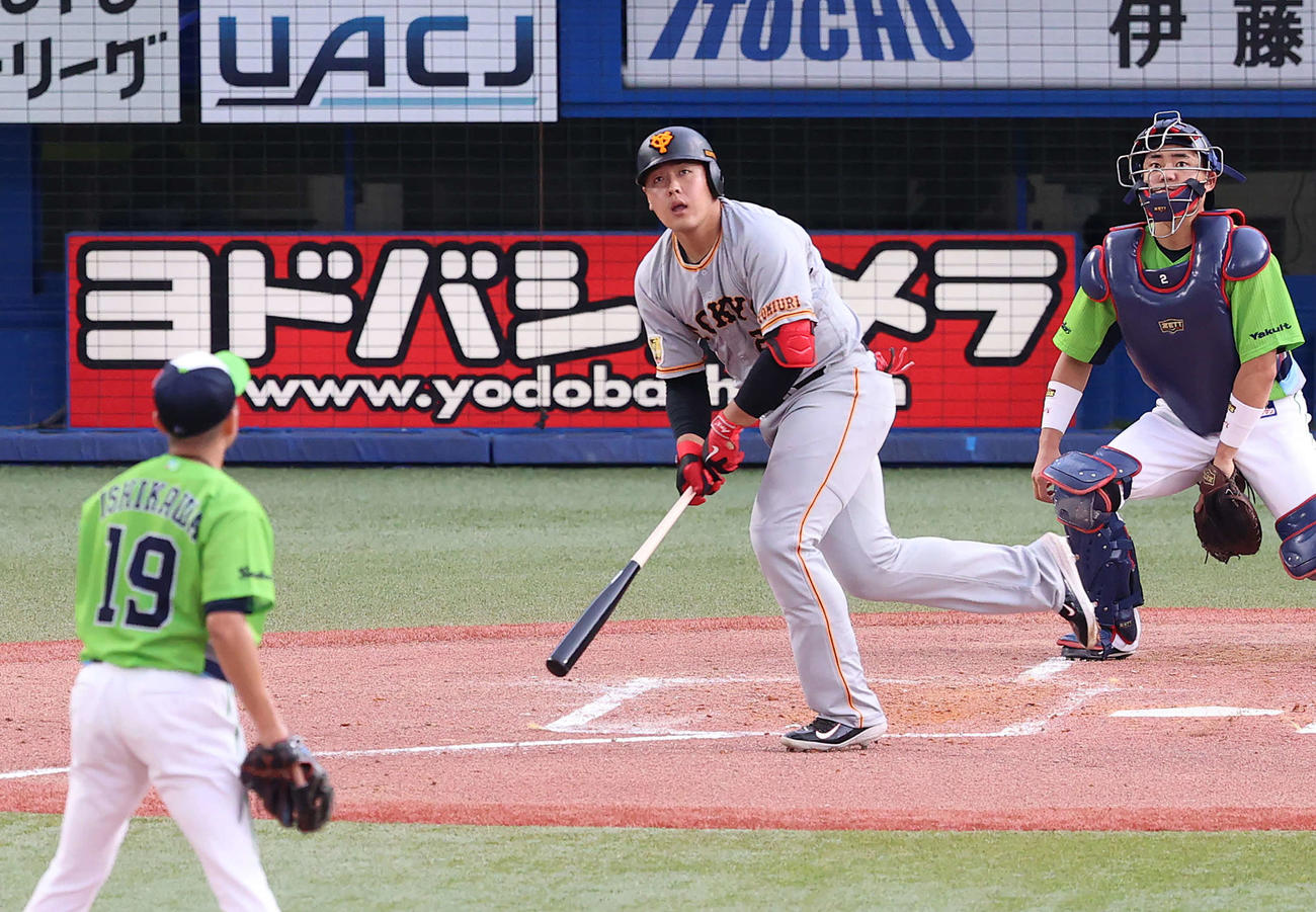 ヤクルト対巨人　3回表巨人1死一、二塁、中越え3点本塁打を放ち駆け出す岡本和。投手石川（撮影・河野匠）