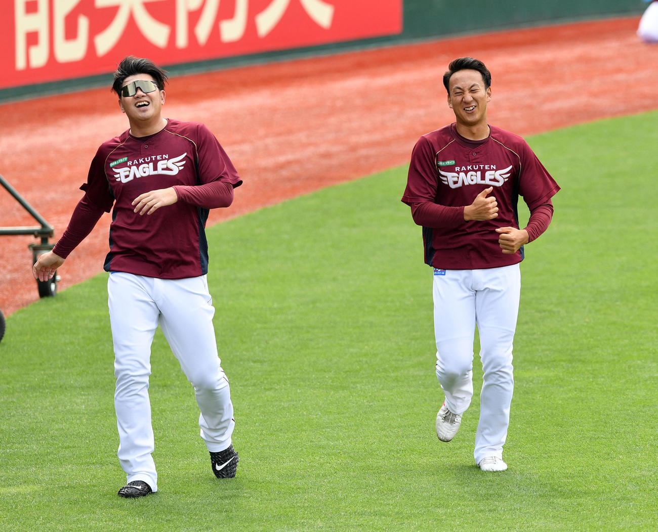 楽天対ソフトバンク　試合前練習で笑顔の楽天高田孝（右）と宋（撮影・滝沢徹郎）