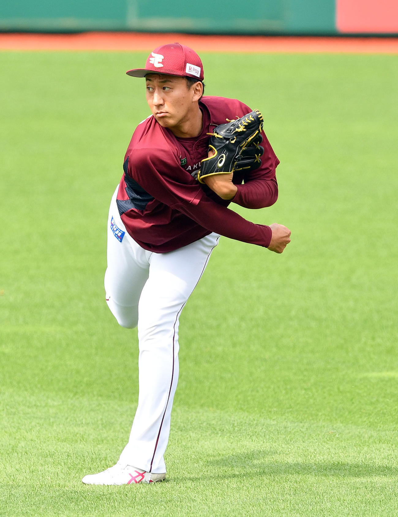 楽天対ソフトバンク　試合前練習でキャッチボールする楽天高田孝（撮影・滝沢徹郎）