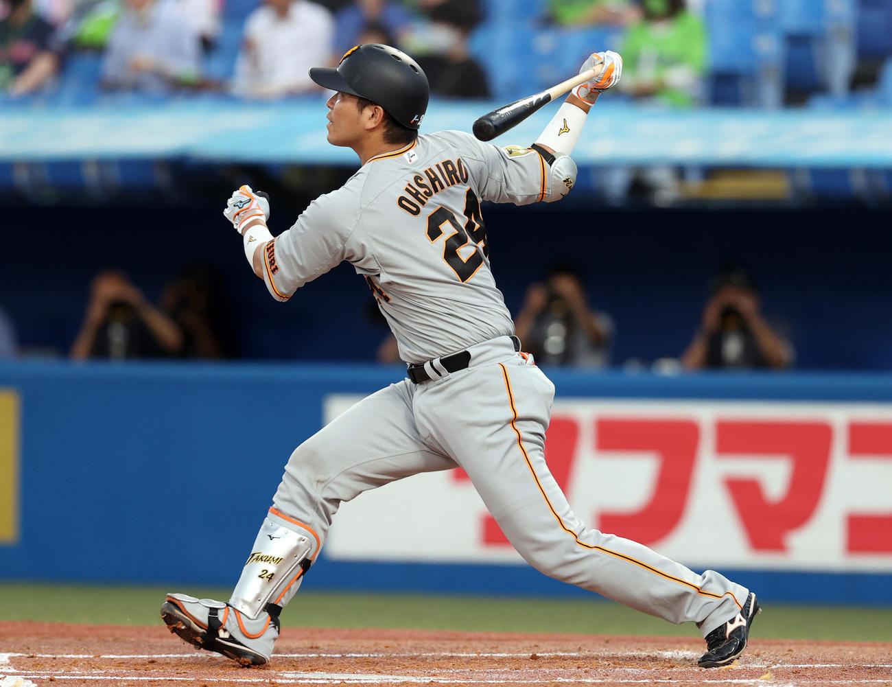 ヤクルト対巨人　2回表巨人2死一塁、先制2点本塁打を放つ大城（撮影・狩俣裕三）